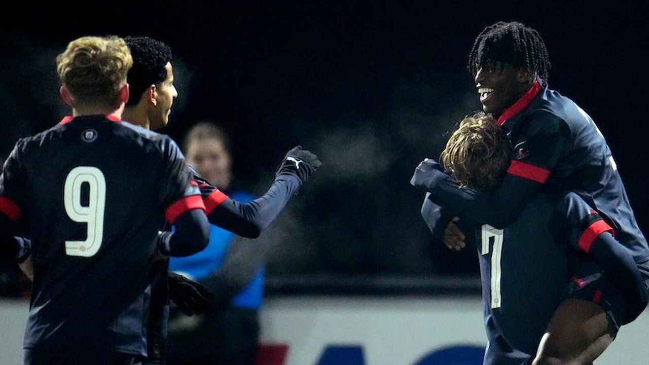 Jong PSV wint beloftentopper met 2-3