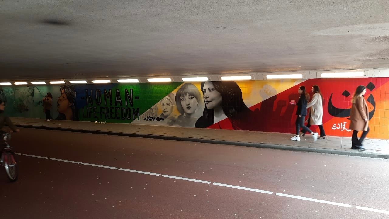 Grote muurschildering als steun aan vrouwen Iran: ‘We geven ze hiermee een stem’