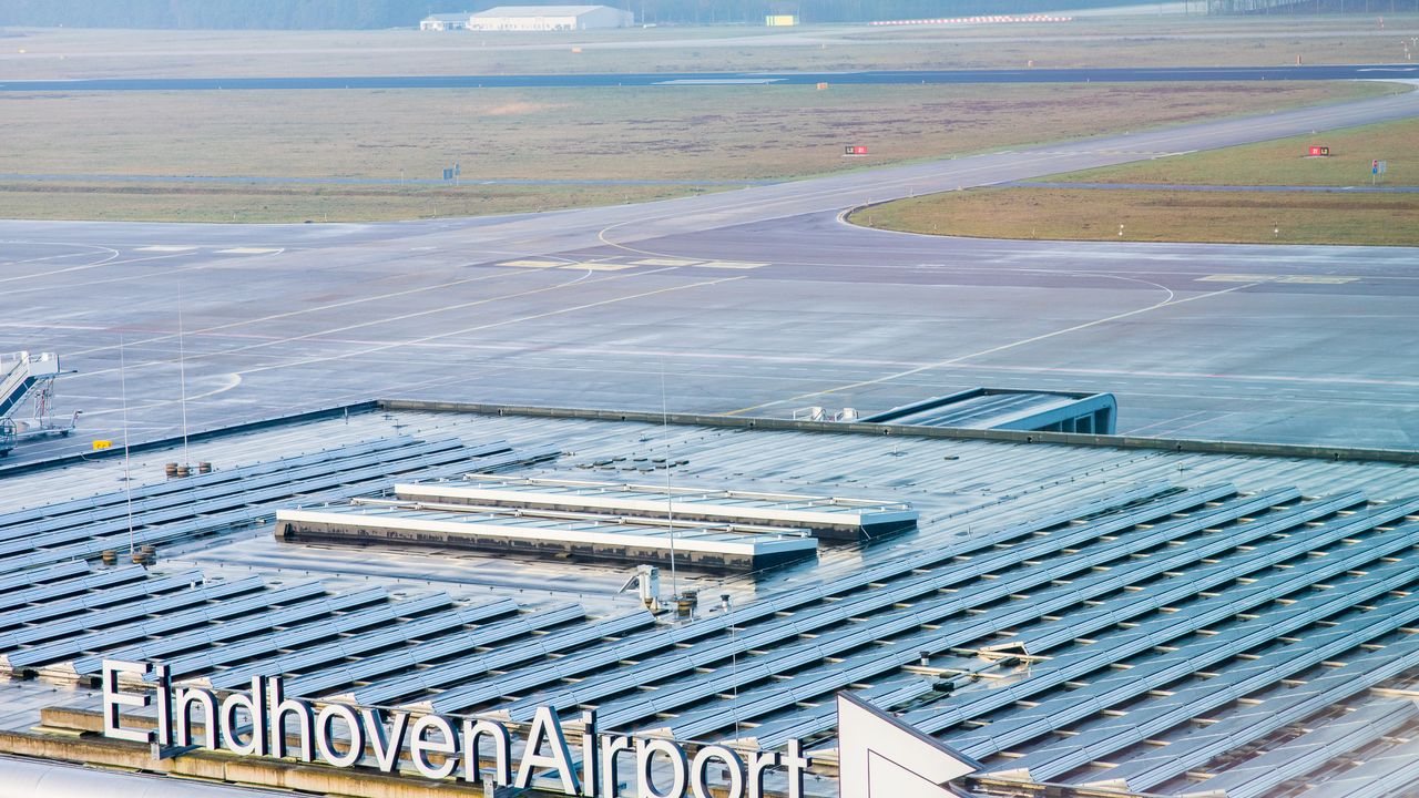 Eindhoven Airport legt ruim 1000 zonnepanelen op dak terminal