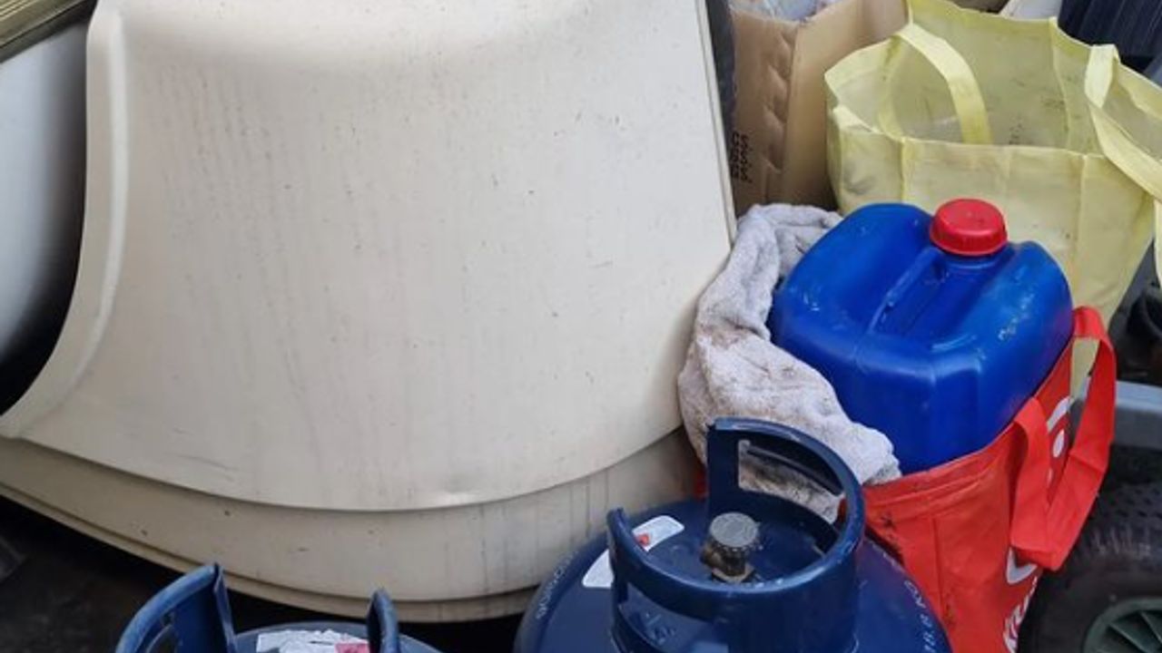 Harddrugs en productiemiddelen voor drugs gevonden in verborgen caravan, een man opgepakt
