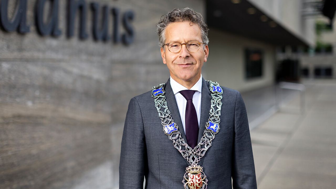 PSV-spandoek bij huis Femke Halsema: burgemeester Eindhoven keurt actie af
