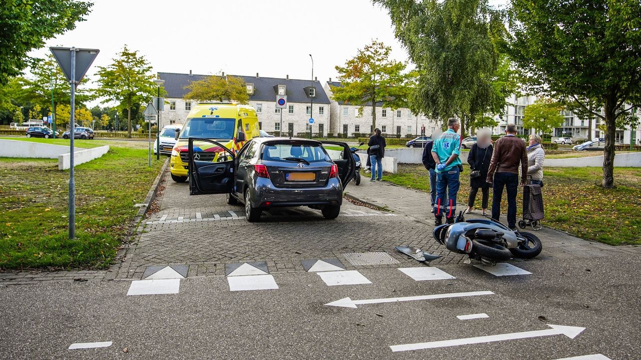 Auto schept scooter in Nuenen