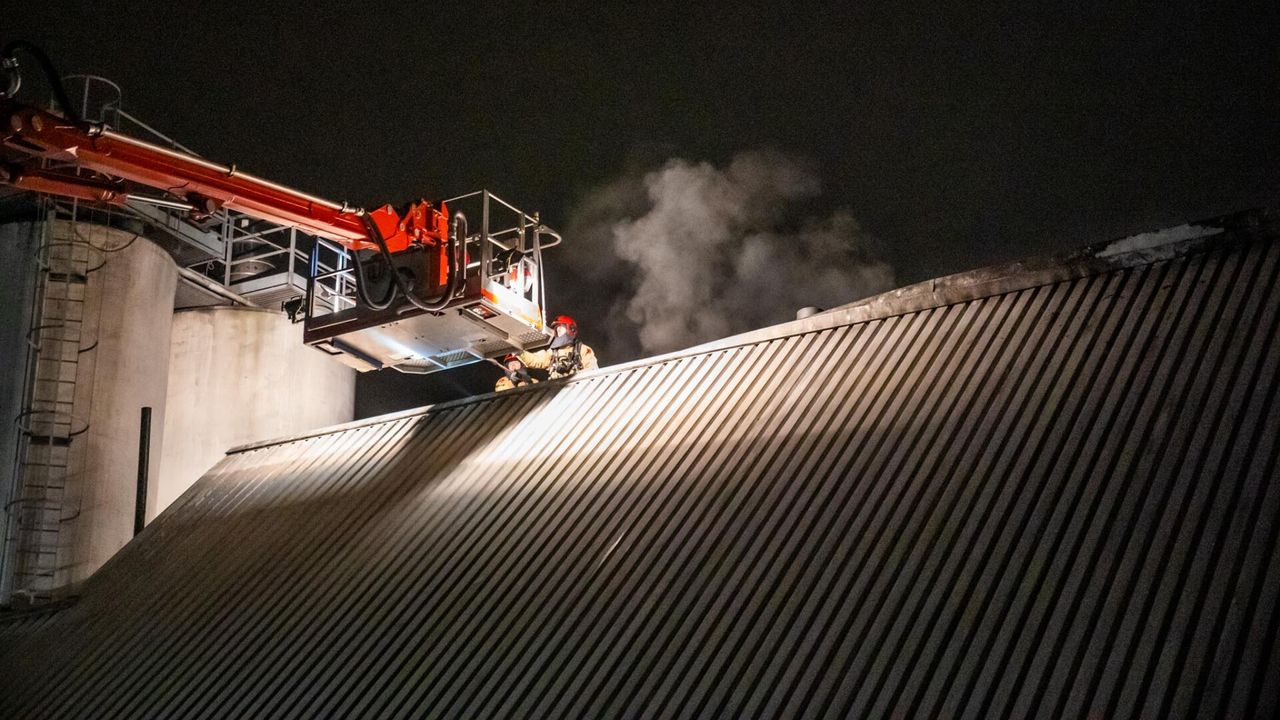 Brand op dak van bedrijfspand in Eindhoven