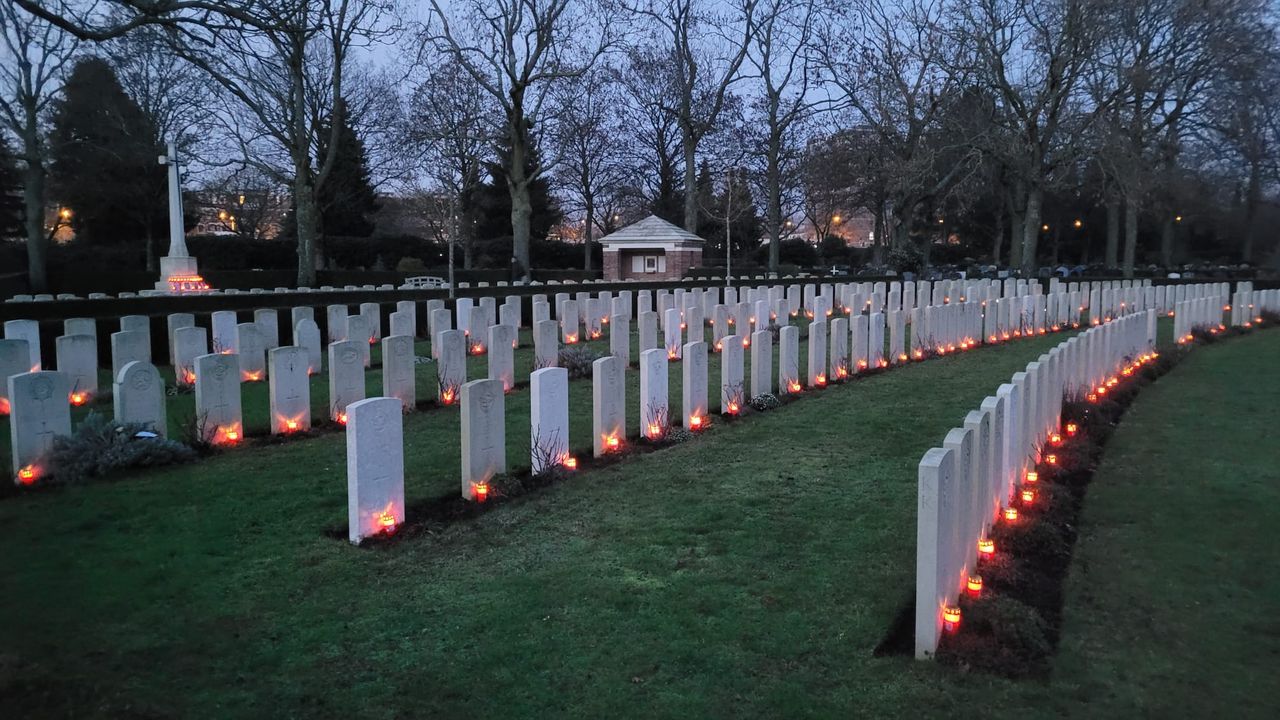 Bijna 700 kaarsjes op oorlogsgraven om geallieerden te eren met Kerstmis