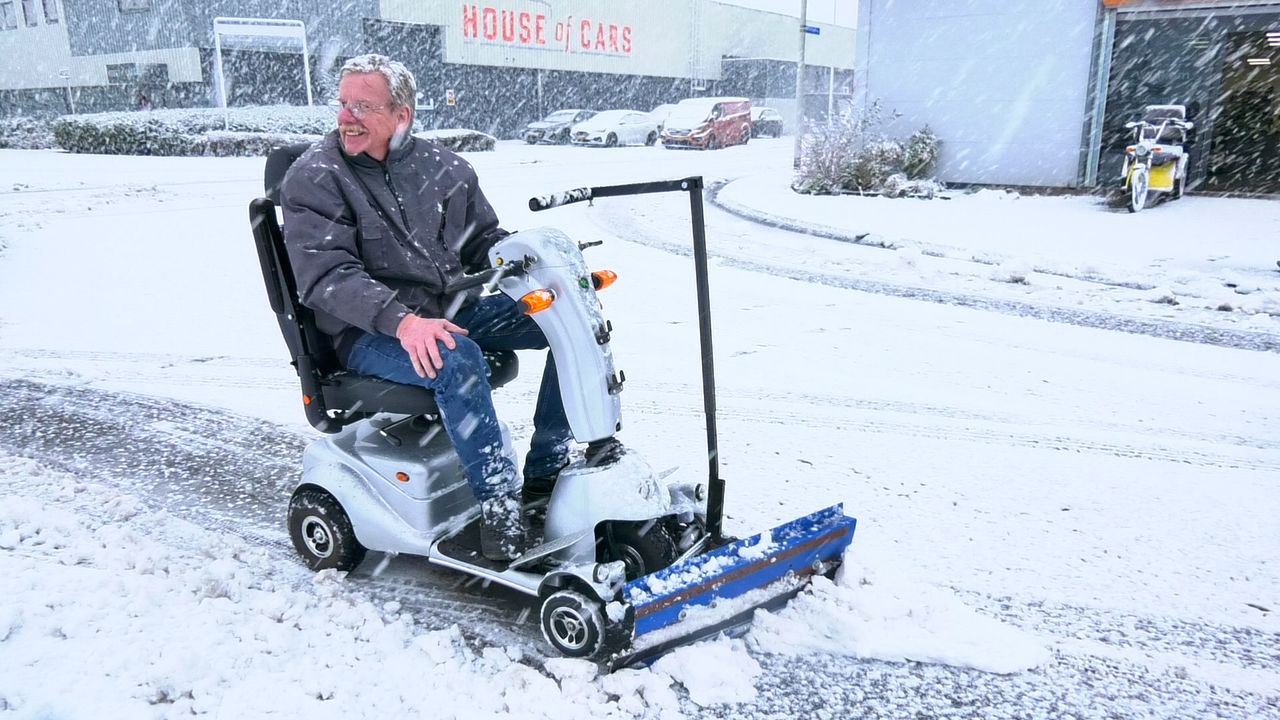 Jos (70) hoeft door zijn uitvinding nooit meer met de hand sneeuw te ruimen