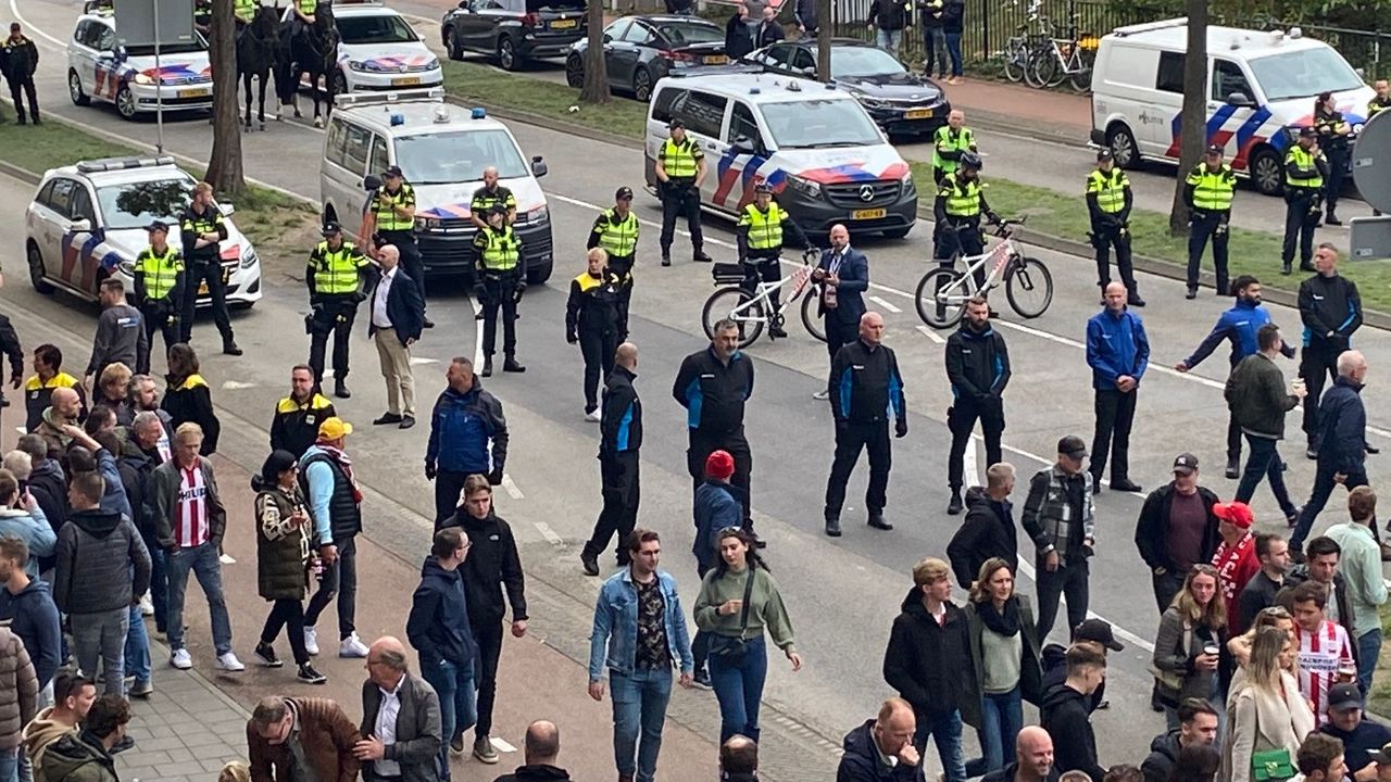 Onrust tussen PSV en FC Utrecht-fans zet zich voort in het stadion