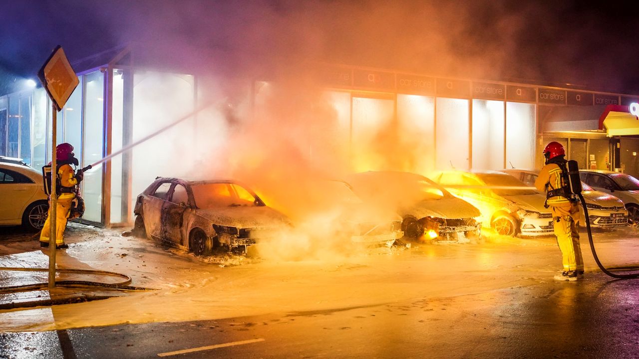 Autoshowroom slachtoffer van brandstichting: auto's overgoten met brandstof en aangestoken