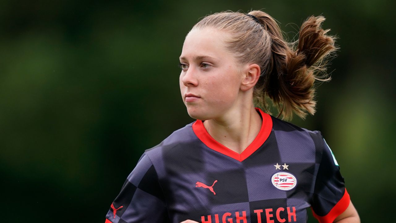 Ajacied Romée Leuchter doet oude club PSV pijn