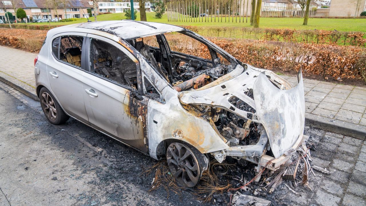 Auto verwoest door brand in Geldrop, buurtonderzoek gestart