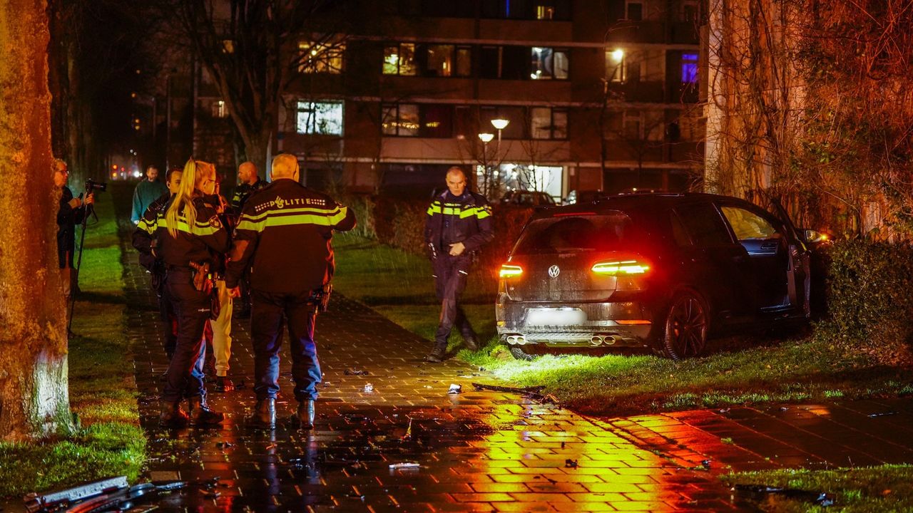 Automobilist rijdt door rood, ramt auto en flatgebouw in Eindhoven