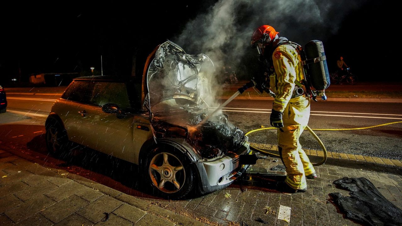 Auto uitgebrand in Eindhoven, mogelijk brandstichting