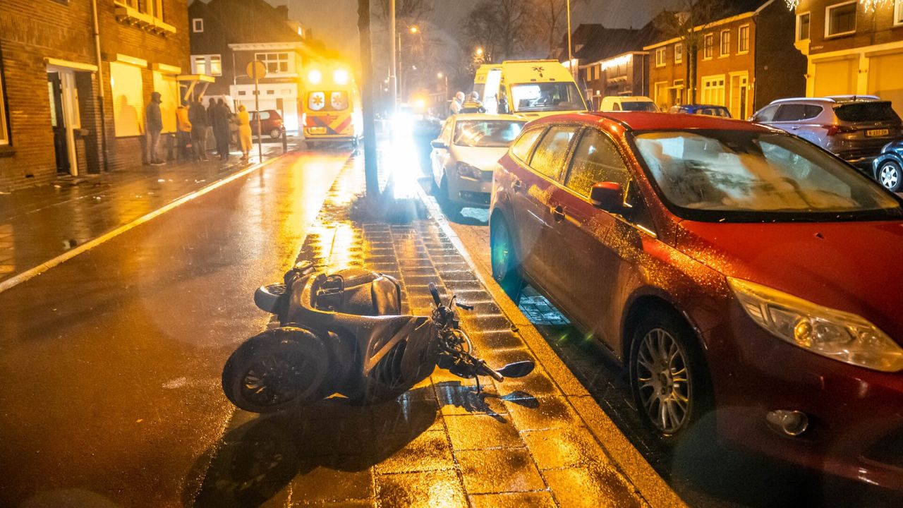 Twee gewonden bij botsing tussen scooter en auto in Eindhoven