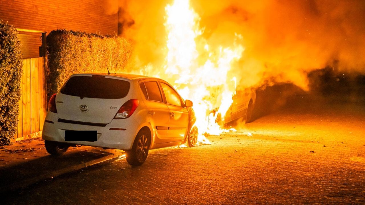 Twee auto's branden volledig uit in Mierlo, buurtbewoner vermoedt brandstichting