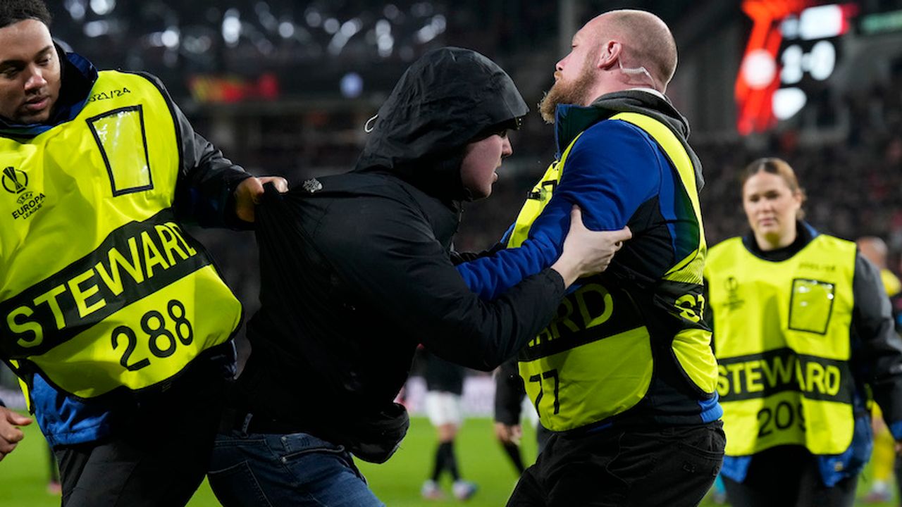 Veldbestormer PSV krijgt stadionverbod van 40 jaar