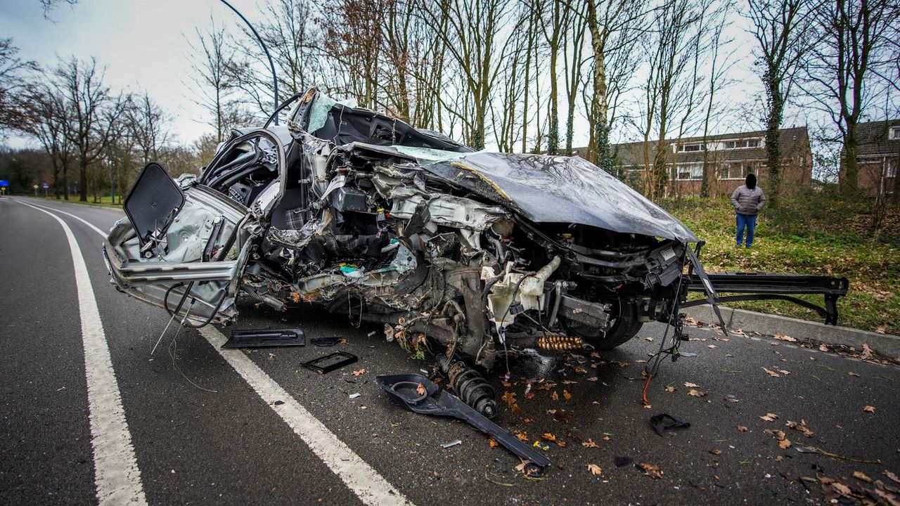 Auto in de prak na crash in Nuenen, bestuurder komt met de schrik vrij