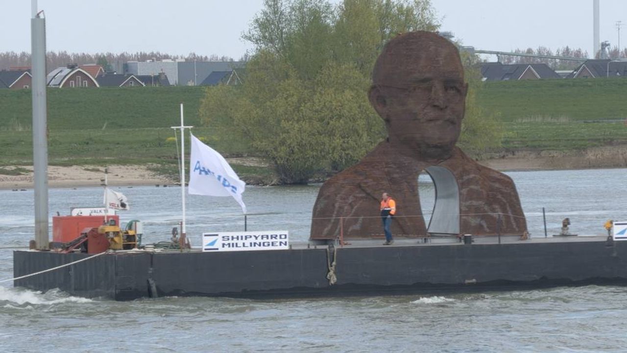 Gigantische Gerard Philips per boot op weg naar Eindhoven