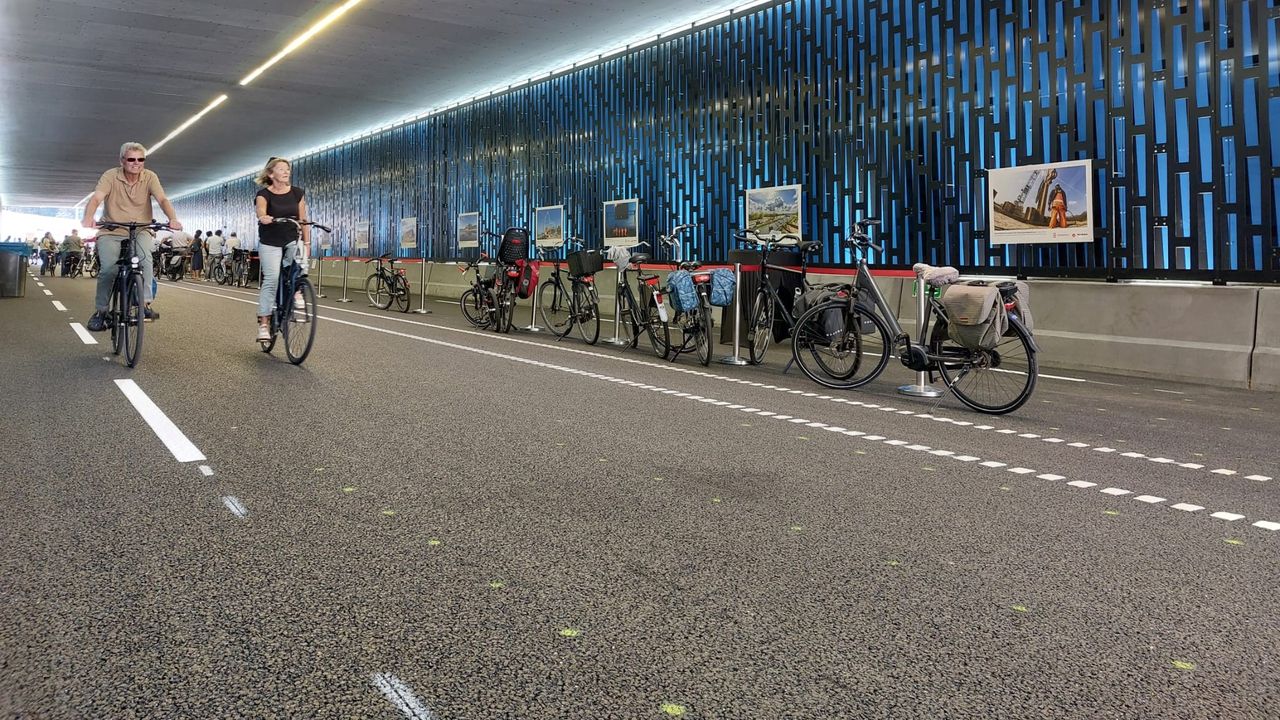 Honderden inwoners fietsen en wandelen door nieuwe tunnel onder Randweg Eindhoven