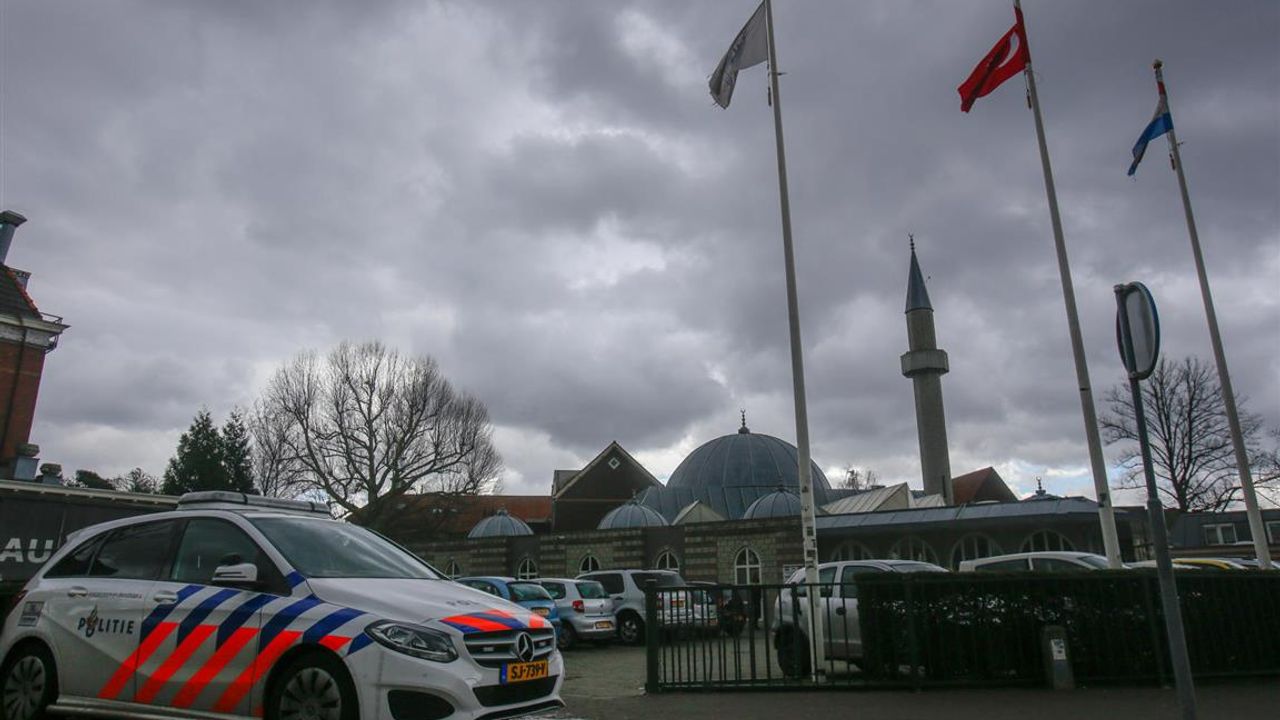 Extra politie bij invalswegen, station en moskeeën in Eindhoven na mogelijke aanslag Utrecht