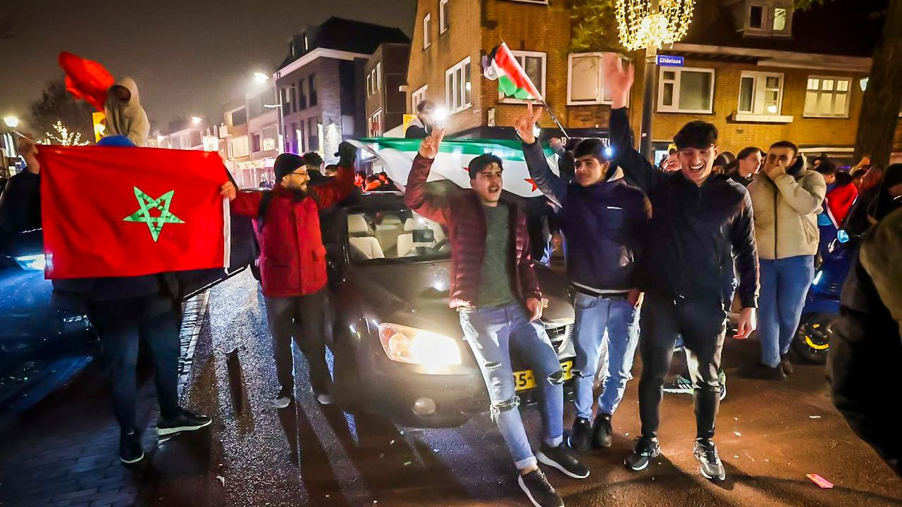 Jongeren vieren winst Marokkaans elftal op Kruisstraat