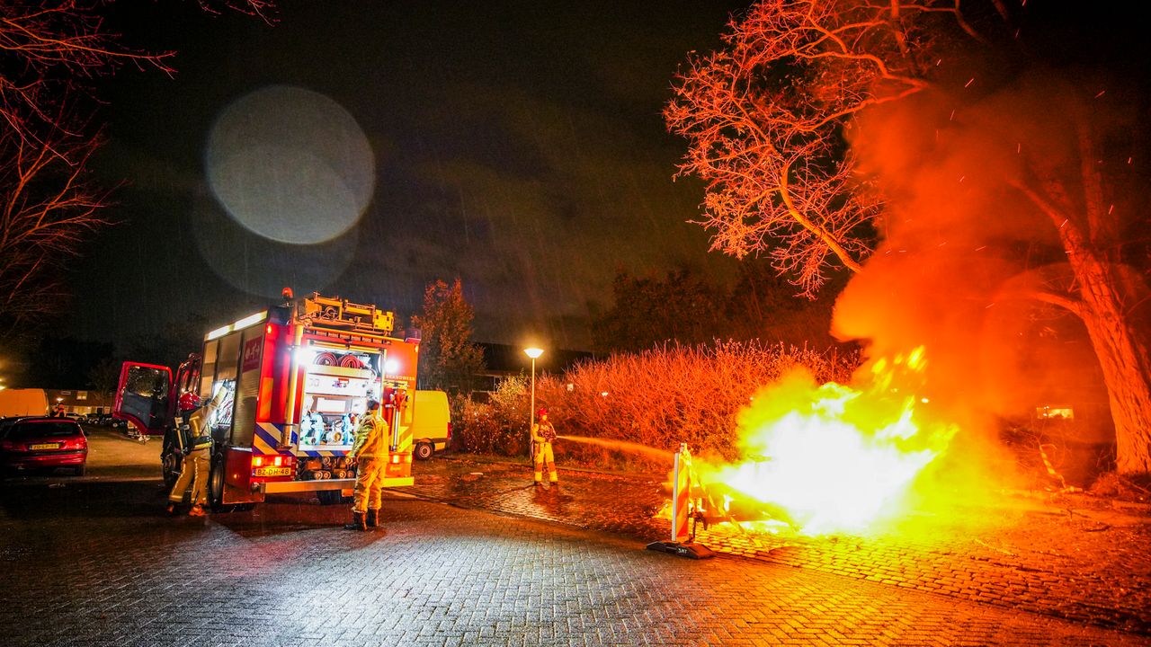 Caravan brandt uit aan Gerstlaan in Vaartbroek