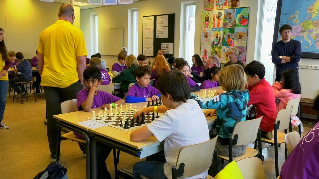 250 kinderen schaken tijdens kampioenschap scholen