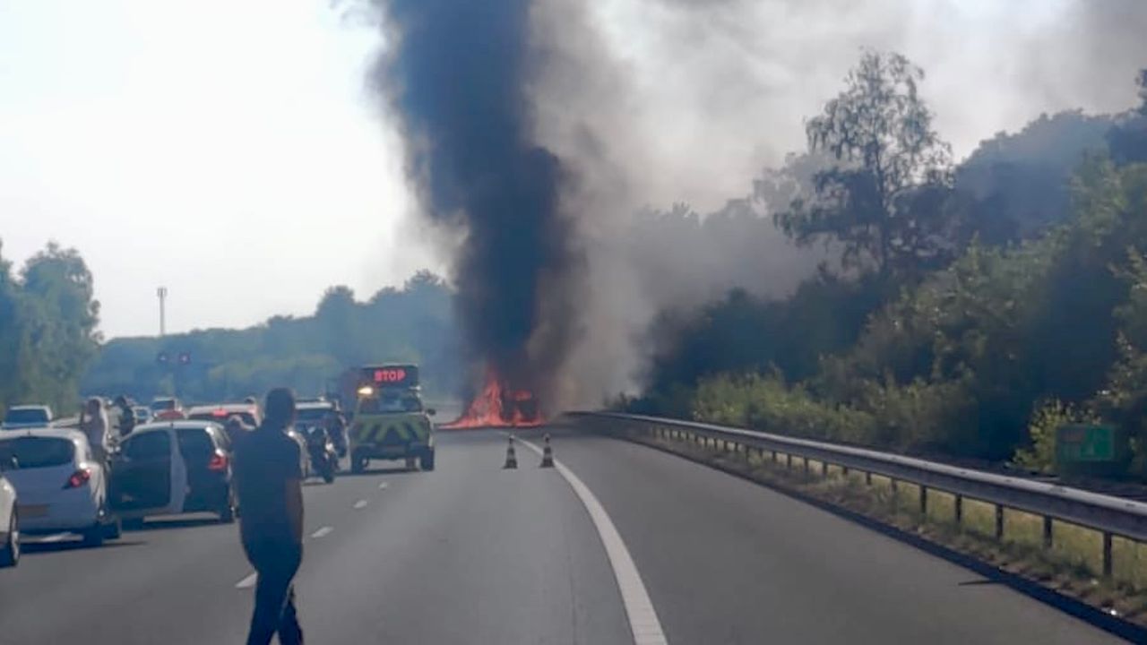 Bestelbus in brand op de snelweg, rijstroken afgesloten