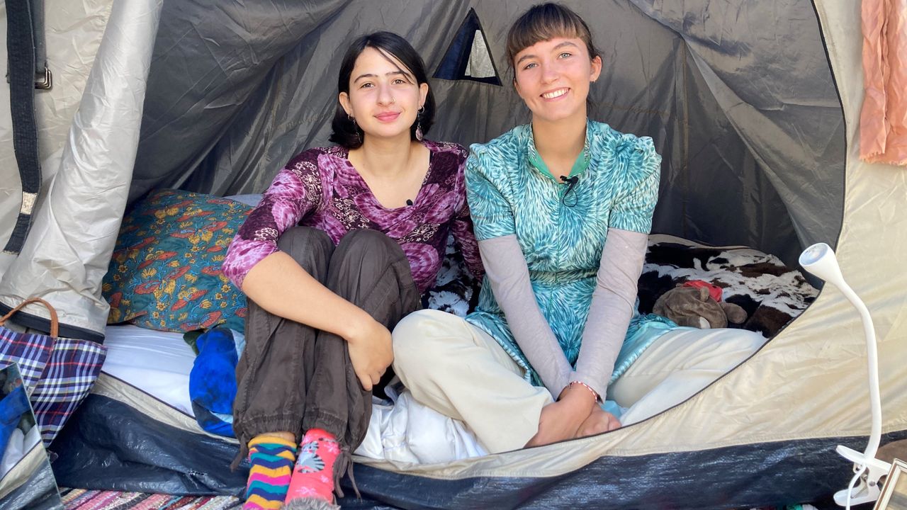 Buitenlandse studenten Adèle en Noam wonen noodgedwongen in een tent