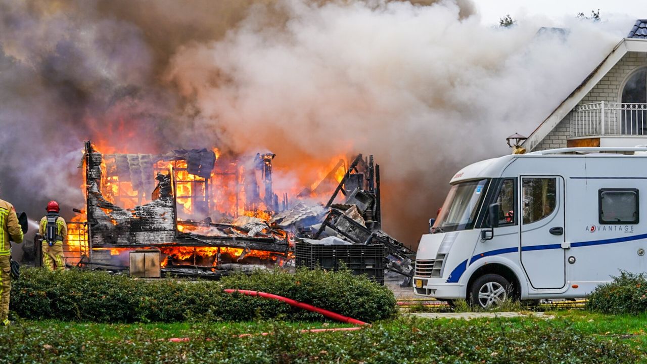 Grote brand bij woonwagenkamp in Eindhoven