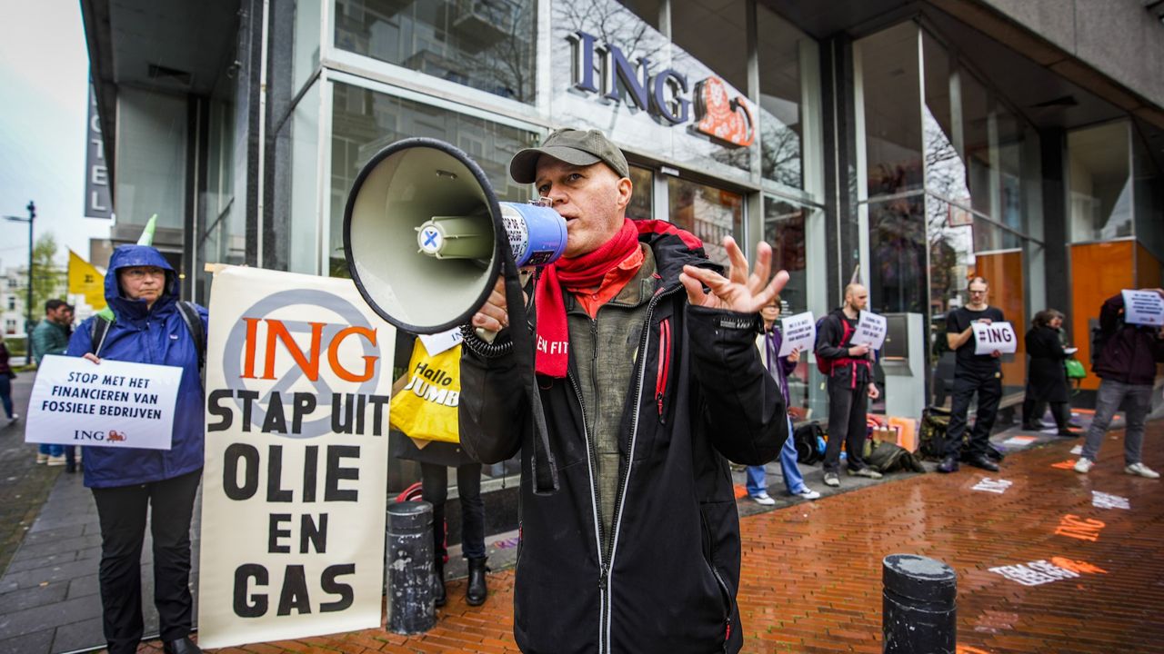 Klimaatactivisten voeren actie bij ING-kantoor in Eindhoven: 'Bank is hypocriet'