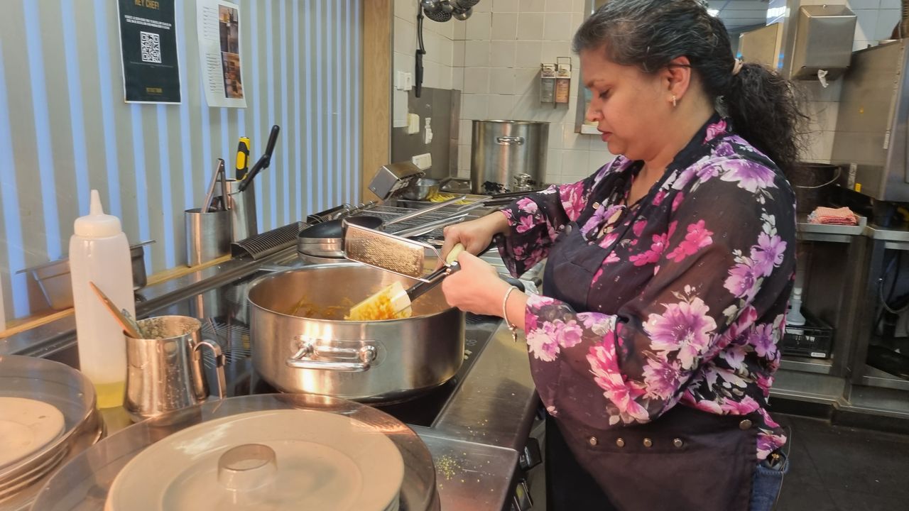 Expats koken in restaurant voor Eindhovenaren: 'Deze tikka masala is moeders recept'