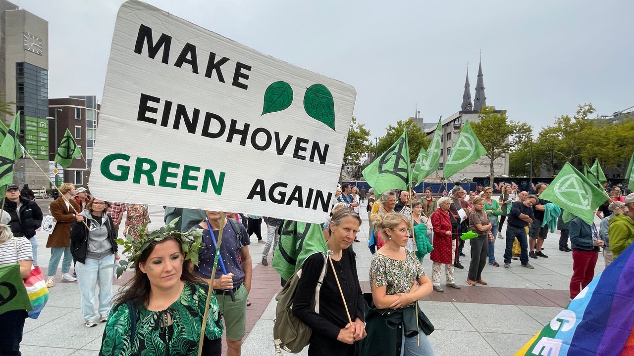 Eindhovense klimaatdemonstranten in actie, vlak voor installatie Dijsselbloem