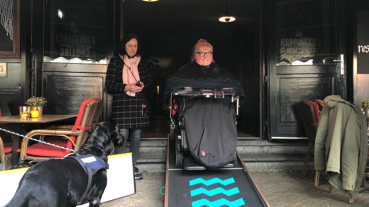 Proef: oprijplanken in Eindhovense horeca voor rolstoelgebruikers