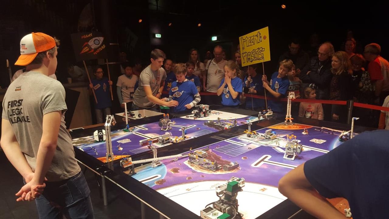 Tientallen Lego-robots veroveren jongerencentrum Dynamo