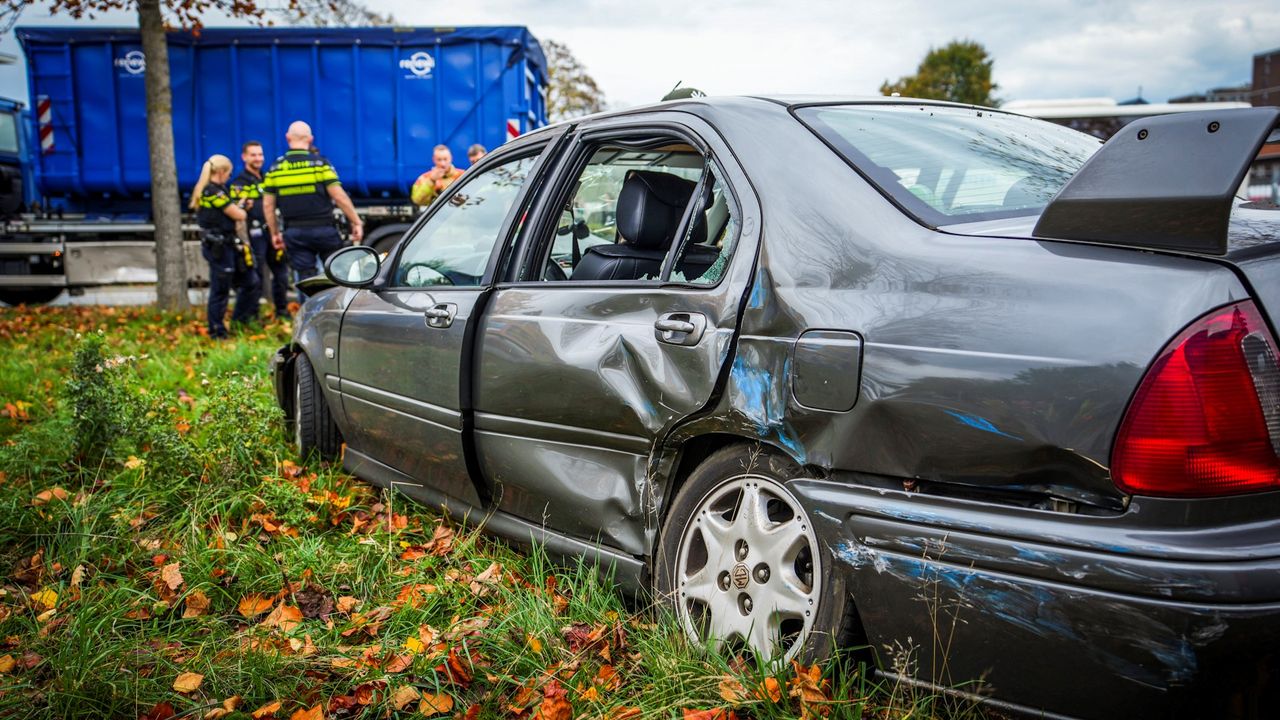 Auto en vrachtwagen botsen tijdens invoegen in Eindhoven