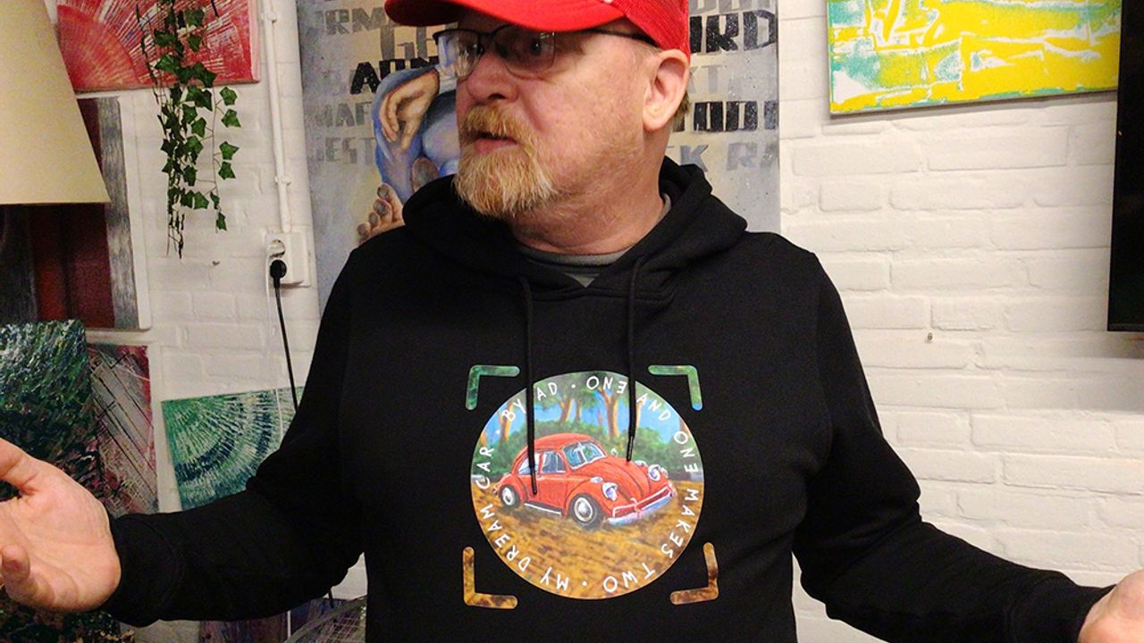 Ex-dakloze Ad ziet eigen ontwerp op truien: 'Mijn droom komt beetje uit'