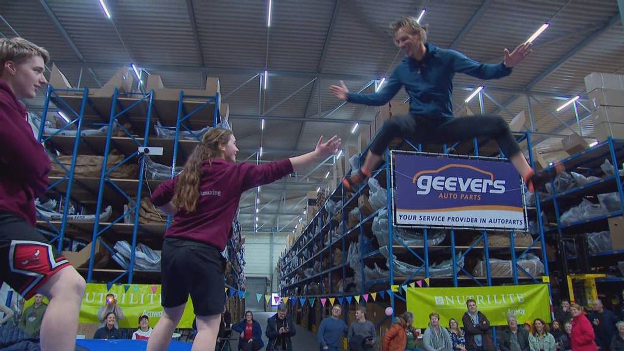 Dertig uur springen op trampoline, Femke en haar maatjes halen wereldrecord