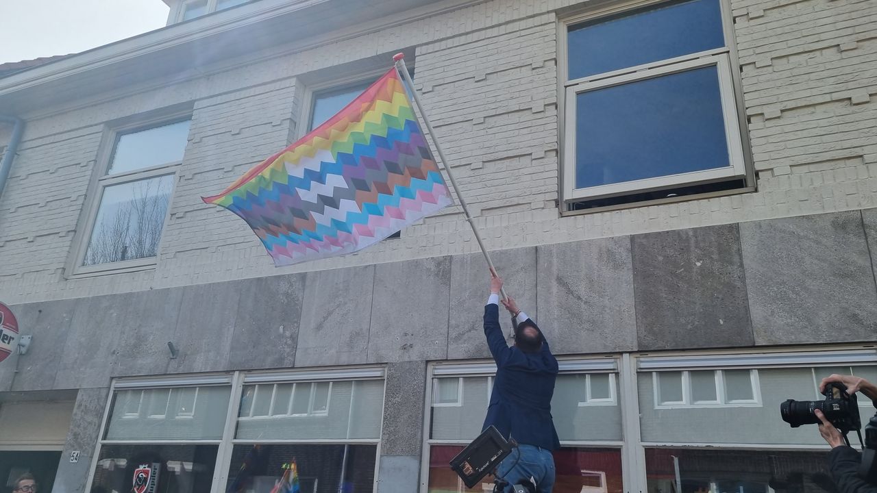 Regenboogvlag in brand gestoken en COC-pand belaagd: tweetal opgepakt