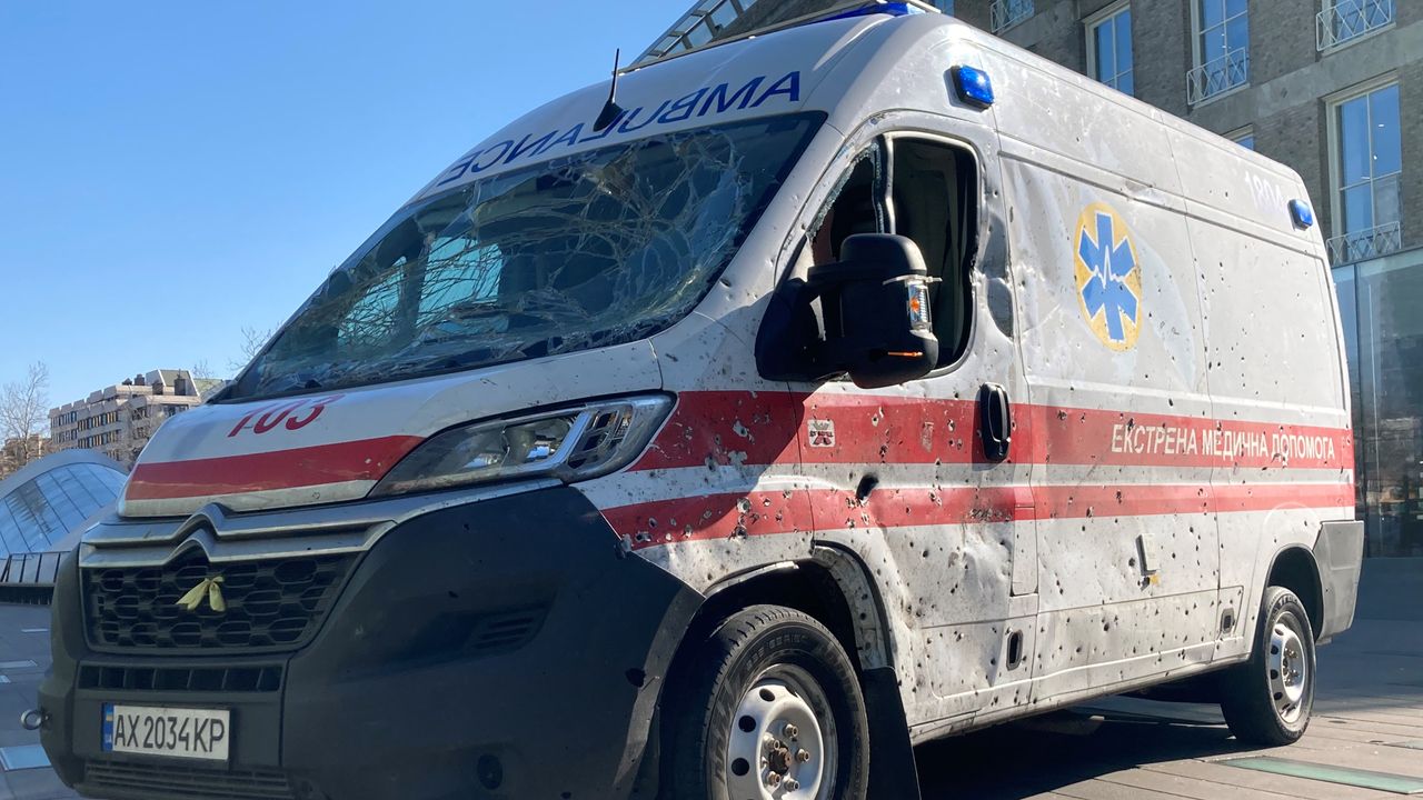 Verwoeste ambulance uit Oekraïne in binnenstad maakt indruk: 'Ik voel de pijn'