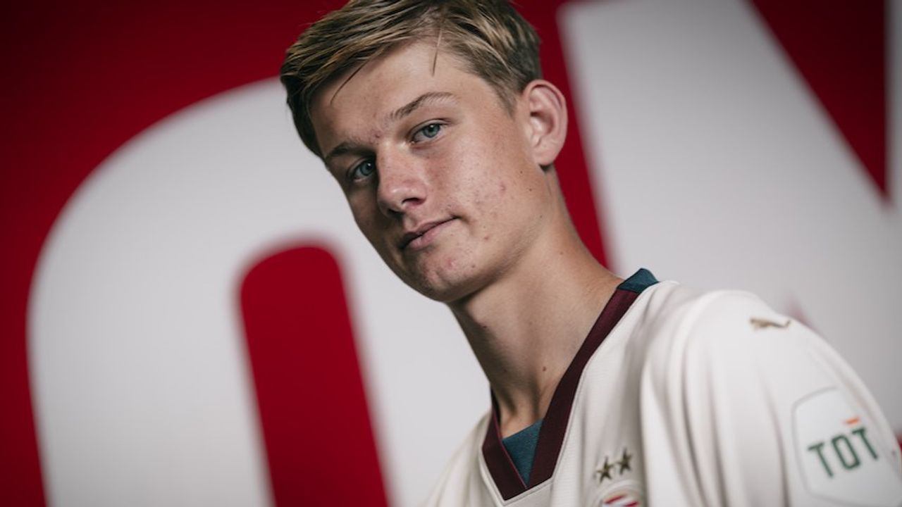 Jesper Uneken (18) tekent voor twee jaar en sluit aan bij Jong PSV