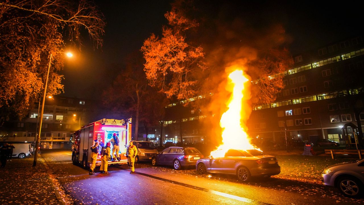 Auto in lichterlaaie in Woensel, mogelijk brandstichting