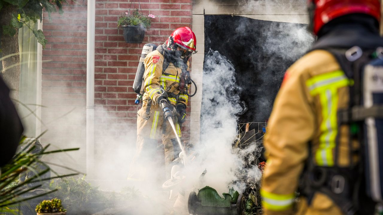 Brandweer zaagt garagedeur open om brand te blussen