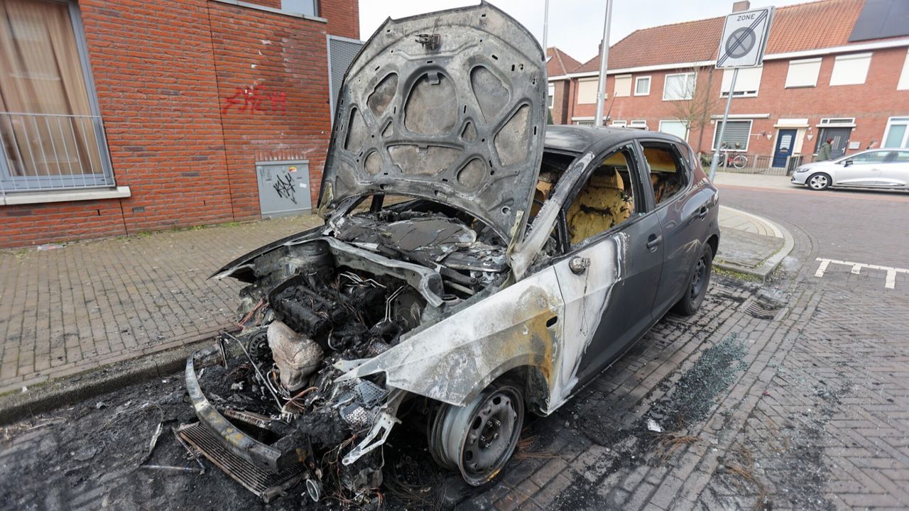 Auto verwoest door brand in Eindhoven, mogelijk brandstichting