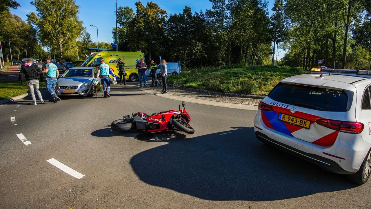 Motorrijder geschept op rotonde in Eindhoven