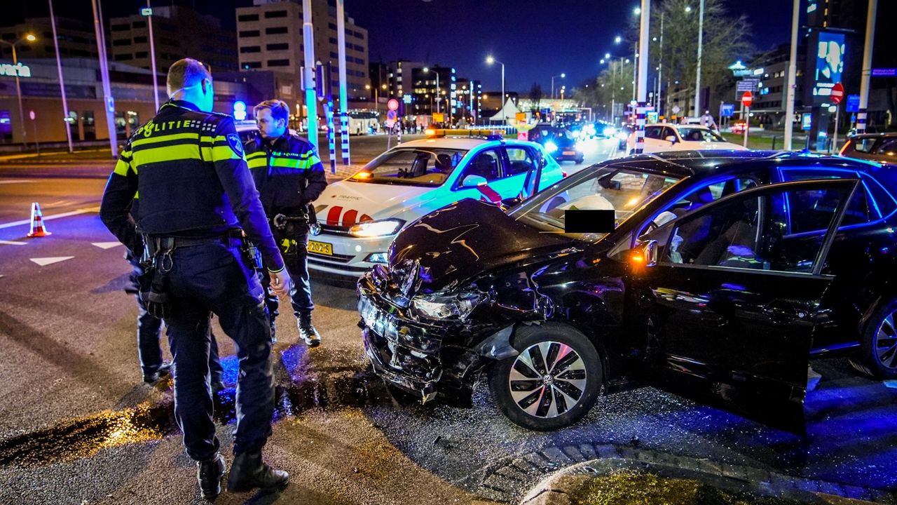 Auto-ongeluk zorgt voor verkeerschaos na PSV - FC Twente