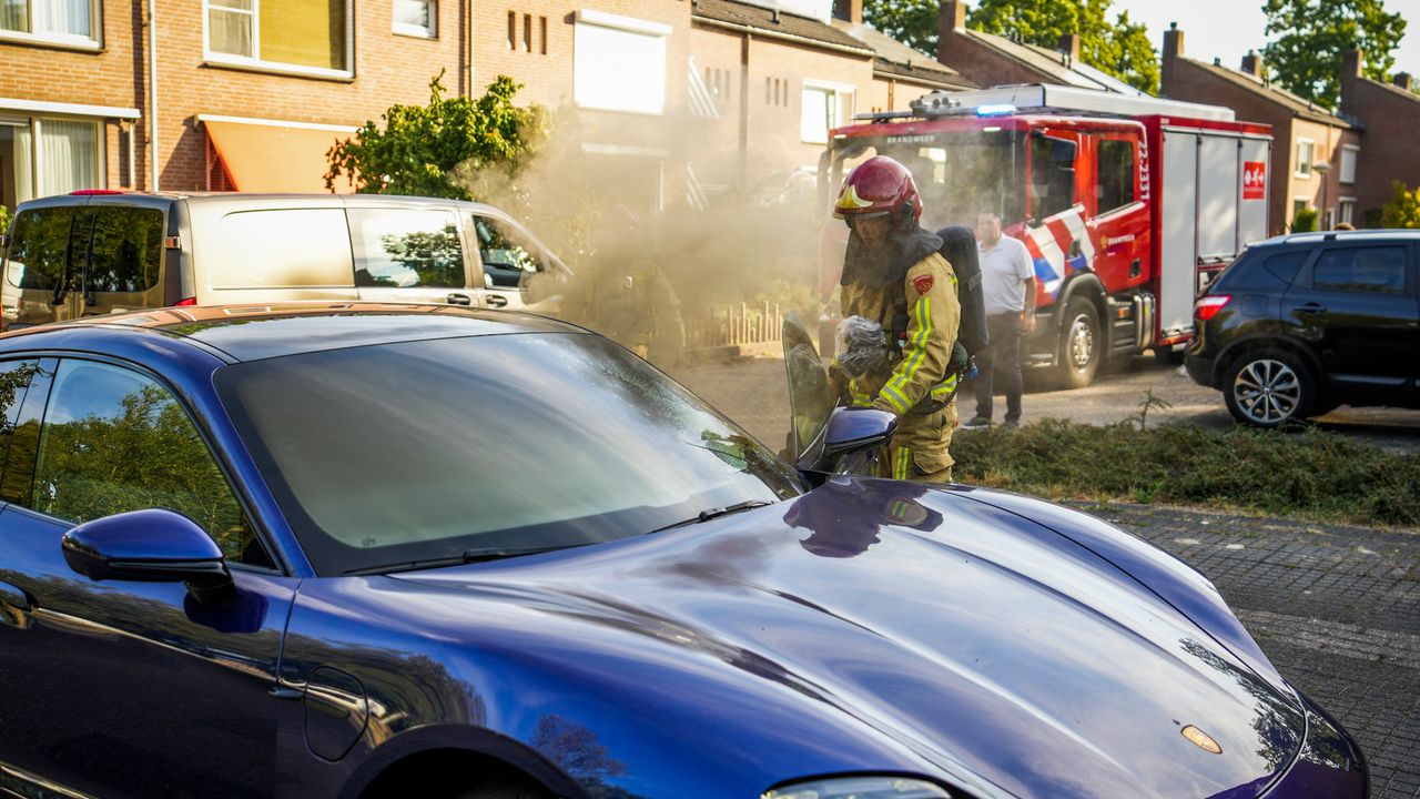 Elektrische auto vat vlam in Nuenen