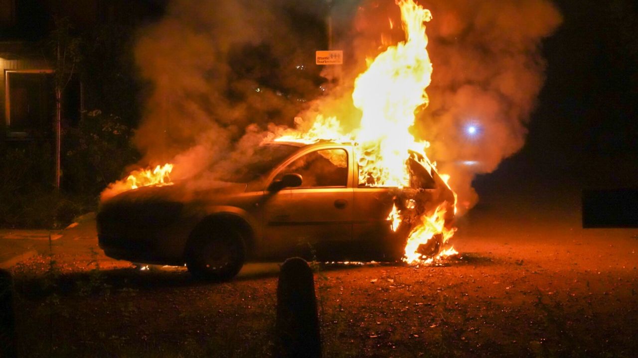 Auto verwoest door vlammenzee in Geldrop