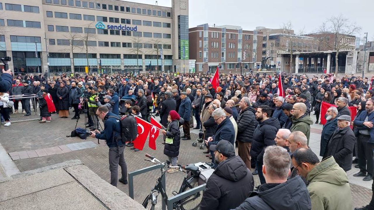 Slachtoffers aardbeving herdacht in Eindhoven: 'Wordt nooit meer hetzelfde'