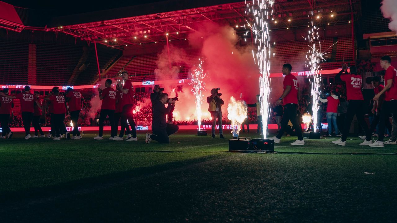 PSV-spelers feestelijk onthaald in Philips Stadion na bekerwinst