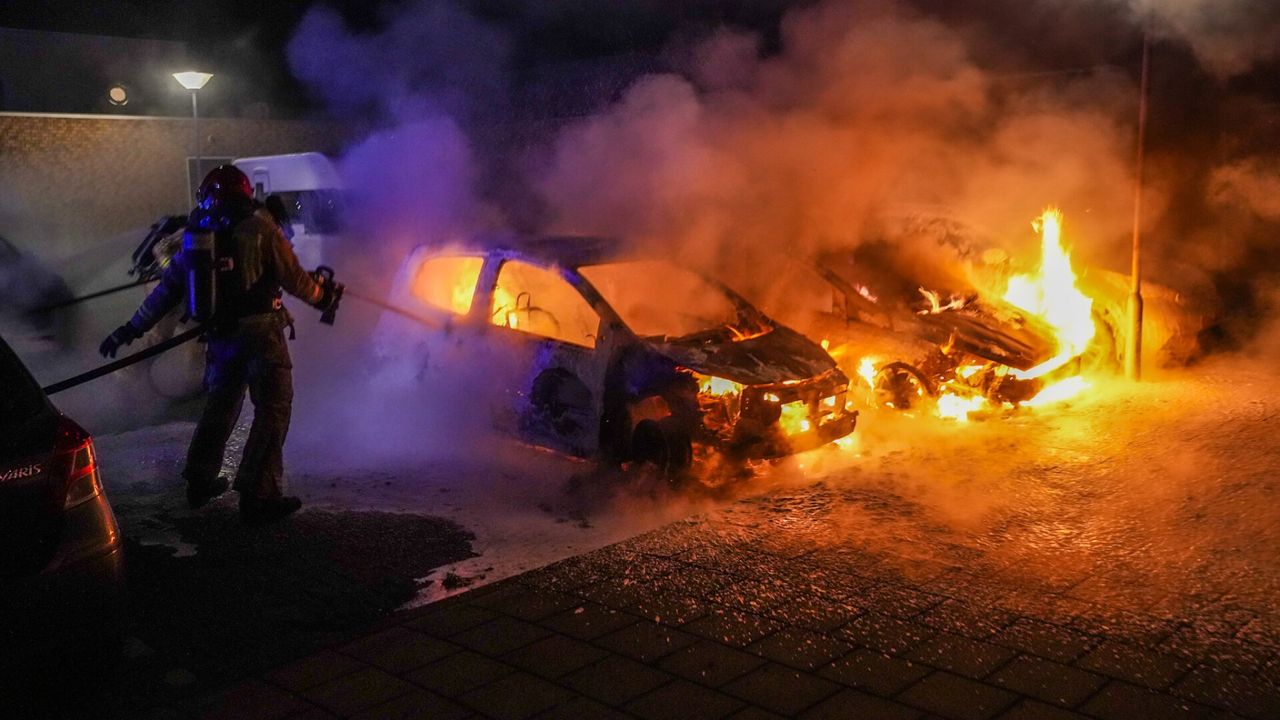 Drie auto's uitgebrand op parkeerplaats in Geldrop