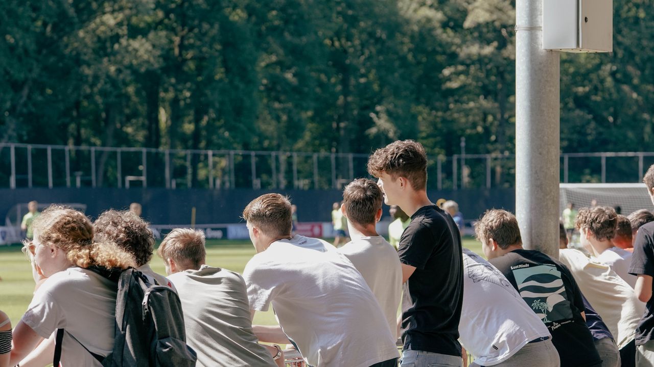 Jong PSV - Helmond Sport stilgelegd na ruzie tussen fans